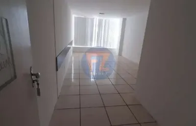 Sala comercial a venda, medindo 35 m2, 01 banheiro, piso em ceramica e em excelente localizacao no centro de fortaleza/ce
