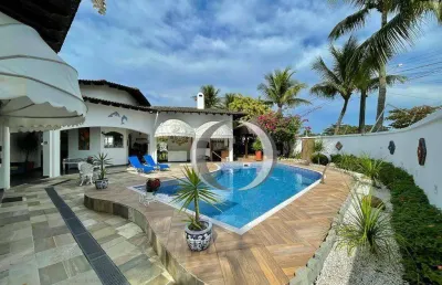 Casa ampla com piscina, campo de futebol, próximo a praia.
