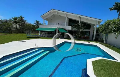 Casa em guaruja emm condominio fechado 5 quartos sendo todos suites com area de lazer completo ,frente praça