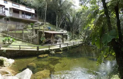 Sítio com cachoeira e piscina natural, 6 suítes, albuquerque, teresópolis, rj