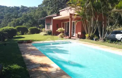 Casa em teresópolis golfe, com 3 quartos, piscina e quintal
