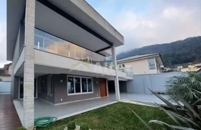 Casa moderna com 4 suítes, quintal plano, carlos guinle, alto, teresópolis, rj