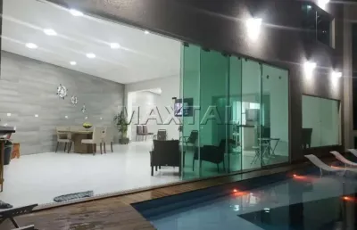 Casa em condomínio fechado, com 3 dormitórios, com 2 suítes, sendo 1 master com hidro e 3 salas