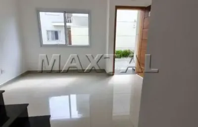Casa de condomínio à venda com 2 dormitórios, sendo 1 suíte, sala e 1 garagem.