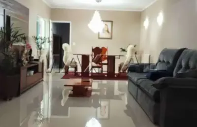 Sobrado na parada inglesa com 3 suítes, 4 vagas de garagem e piscina, próximo ao metrô.