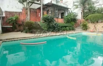 Casa térrea com piscina no tremembé, com 3 dormitórios, sala 2 ambientes, lareira e quintal.