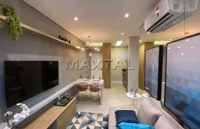 Apartamento 44m², dois dormitórios, um banheiro, sala de estar, varanda com lavanderia e uma vaga.