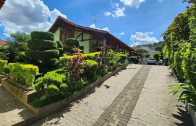 Casa térrea com 410m² com 3 dormitórios e 6 vagas, churrasqueira, piscina com hidro, e quadra.