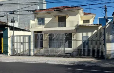 Aluga-se sobrado comercial com 290 m², 7 salas recepção, 3 vagas na frente mais 22 vagas nos fundos.
