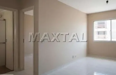 Apartamento com 1 dormitório, cozinha, sala dois ambientes, banheiro e vaga demarcada.