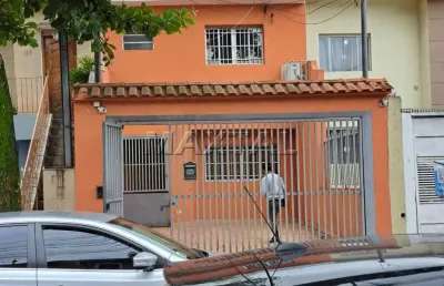 Sala comercial em santana, com recepção, cozinha, dois banheiros e vaga para cliente.