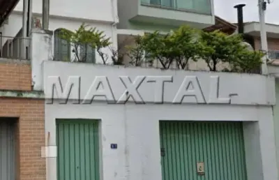 Casa com dois quartos, sala para dois ambientes, dois banheiros, cozinha, edícula e vaga.