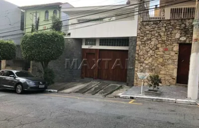 Casa com 3 dormitórios, 1 suíte, ampla sala, copa e cozinha, sacada e 3 vagas de garagem.