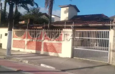 Casa à venda em bertioga na rua oswaldo cruz,  à 700 metros da praia,  com 3 suítes e 4 vagas.
