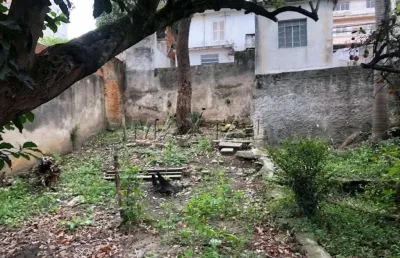 Terreno com uma casa antiga, com 10 metros de frente e 56,45 metros de frente aos fundos.