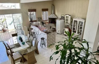 Casa de condomínio, 3 suítes, 4 banheiros e 6 vagas, no bairro de  santana.