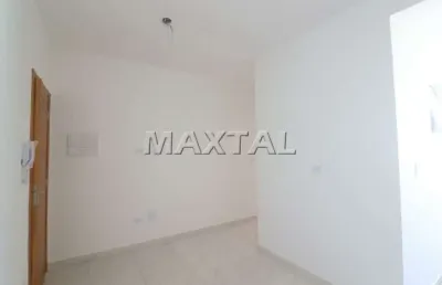 Apartamento em prédio novo, com um dormitório, cozinha e área de serviço conjugadas.