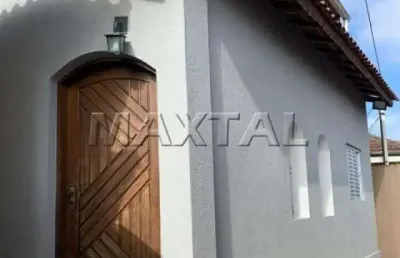 Casa de vila, com área gourmet no piso superior, 2 dormitórios, sala, cozinha, dois banheiros.