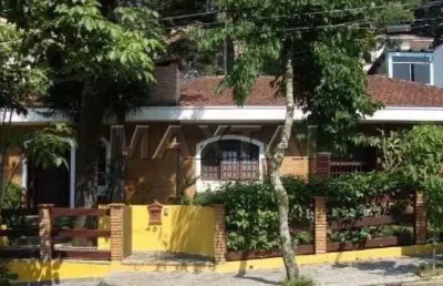 Casa à venda com 4 dormitórios, 2 suítes, 3 banheiros e 5 vagas de garagem.