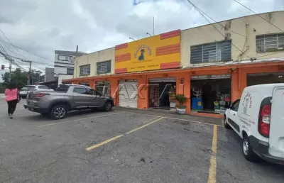 Prédio comercial  de esquina  de 1176m² de área construída, térreo e mezanino, 8 vagas e 6 salas.