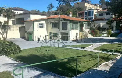 Casa na vila pedra branca para locação com 3 suítes, 3 salas e 6 banheiros.