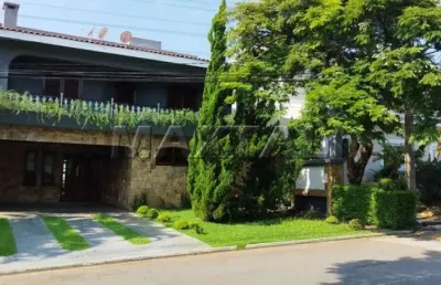Casa em condomínio com 3 dormitórios, sendo 1 suítes, 6 banheiros, 4 vagas próximo  centro comercial