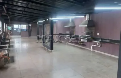 Apartamento seminovo com 1 dormitório, sala e cozinha conjugadas, e 1 banheiro.