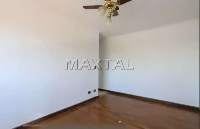 Apartamento com 2 dormitórios com armários, sala, cozinha com armários, banheiro e vaga.