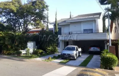 Casa com 3 suítes, 2 salas, 5 vagas, piscina, churrasqueira toda mobiliada.