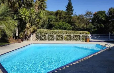 Casa à venda em condomínio fazenda em monte alegre do sul,  de 400m² área útil, piscina e 4 suítes.