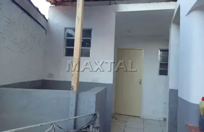 Casa residencial de fundos 40m² contendo um dormitório, uma cozinha e um banheiro.