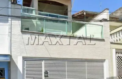 Casa com 3 dormitórios, sendo 1 suíte, 2 vagas de garagem e área gourmet com uma grande varanda!