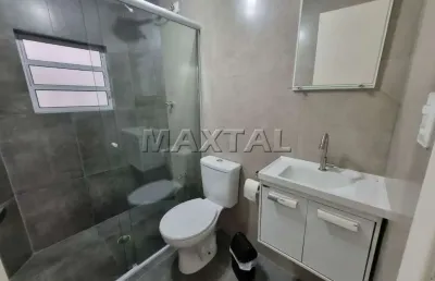 Apartamento reformado para locação com 2 dormitórios, sala cozinha banheiro e lavanderia, na luz.