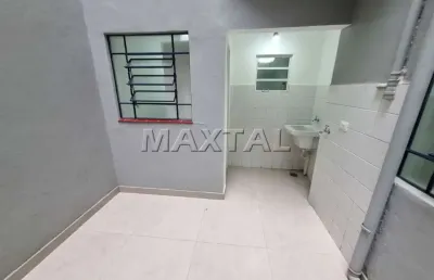 Apartamento reformado com 80m². tendo 2 quartos, sala, cozinha, banheiro e área de serviço.