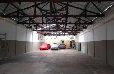 Galpão comercial com 320m², com pé direito de 4 metros, escritório, piso de concreto, 4 banheiros