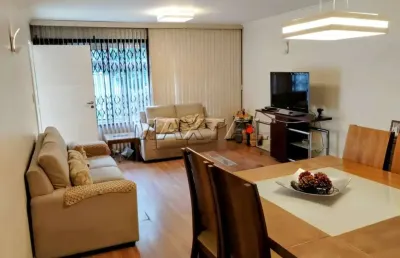Casa à venda com 190m², 4 quartos com 1 suíte, 3 vagas, 4 banheiros e churrasqueira.