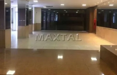 Prédio na região comercial de santana. possui uma loja e 6 salas e 10 banheiros. imóvel com renda.