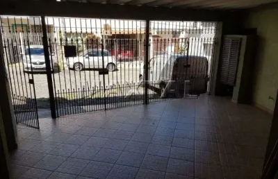 Casa em condomínio fechado com 160m², 3 dormitórios, 1 suíte, closet, sala e 2 vagas.