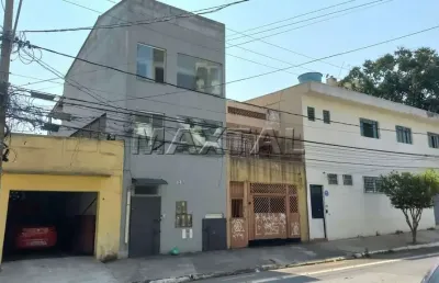 Prédio em santana com 16 kitnets, com banheiros, cama, armário, micro-ondas, frigobar.