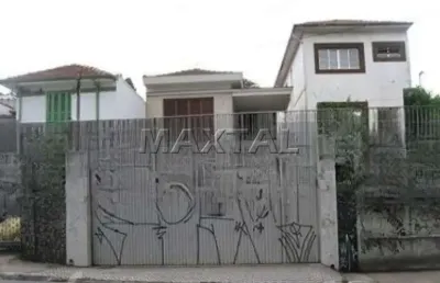 Casa assobradada com 190m², 3 dormitórios, 4 banheiros e 4 vagas de garagem.
