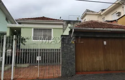 Sobrado à venda com 3 dormitórios, 2 suítes, 3 banheiros e vaga de garagem.