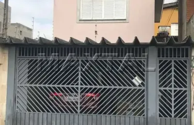Casa com 3 quartos, 2 banheiros, 2 salas, edícula, churrasqueira e 2 vagas.