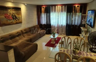 Sobrado comercial e residencial, parte de cima, 4 dormitórios, sala, cozinha, banheiro e lavanderia.