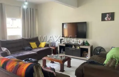 Casa assobrada com 300m², 3 quartos com suíte, 1 closet,  sala, sacada e 5 vagas de garagem
