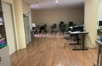 Conjunto comercial totalmente mobiliado, com escritórios completos e 1 vaga.