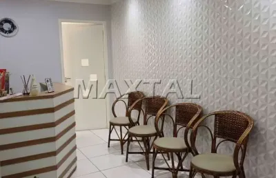 Sala comercial na água fria, com ampla sala, dois banheiros e vaga coberta de estacionamento.