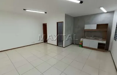Sala na região comercial da água fria, 58m², toda em piso frio, 2 banheiros.