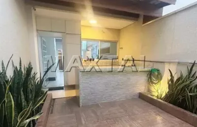 Sobrado à  venda de 171m², com 3 dormitórios e 2 vagas e portão automático, na água fria.