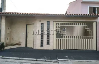 Casa à venda com 2 dormitórios, sendo 1 suíte, 1 sala de estar, cozinha, quintal com churrasqueira.