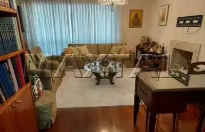 Apartamento de 166m², com 5 quartos, 3 suítes, 2 salas, sacada e 2 vagas de garagem.